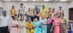 अतिथियों को सम्मानित करते हमारा परिवार संस्था के लोग। विज्ञप्ति