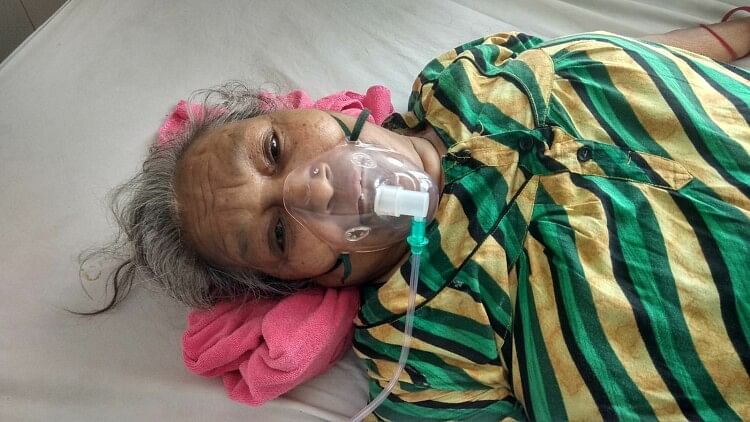 देवरिया में गर्मी से 53 लोगों की मौत: इमरजेंसी में अफरातफरी, चीखते- चिल्लाते रहे परिजन, खींच रहे थे स्ट्रेचर