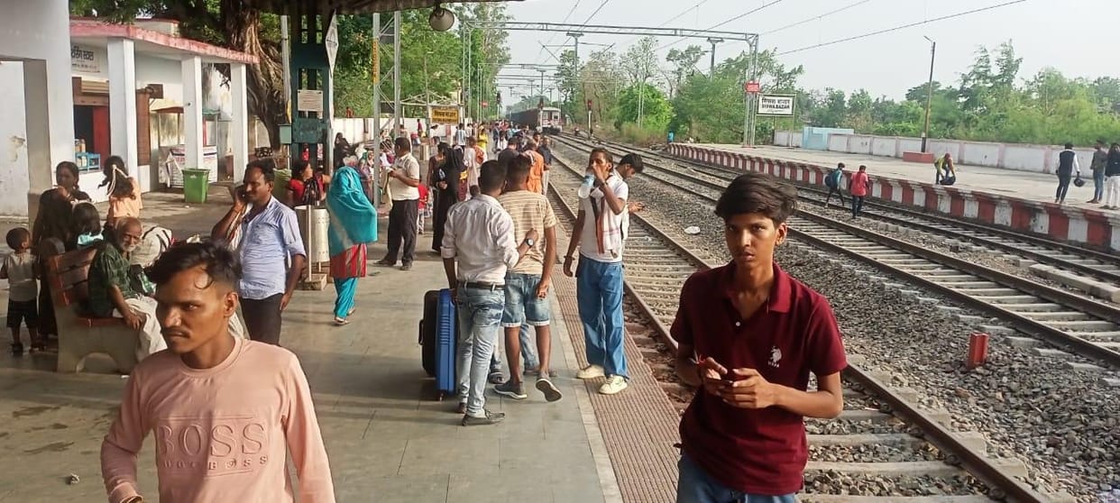Trains stood for three hours due to power failure
