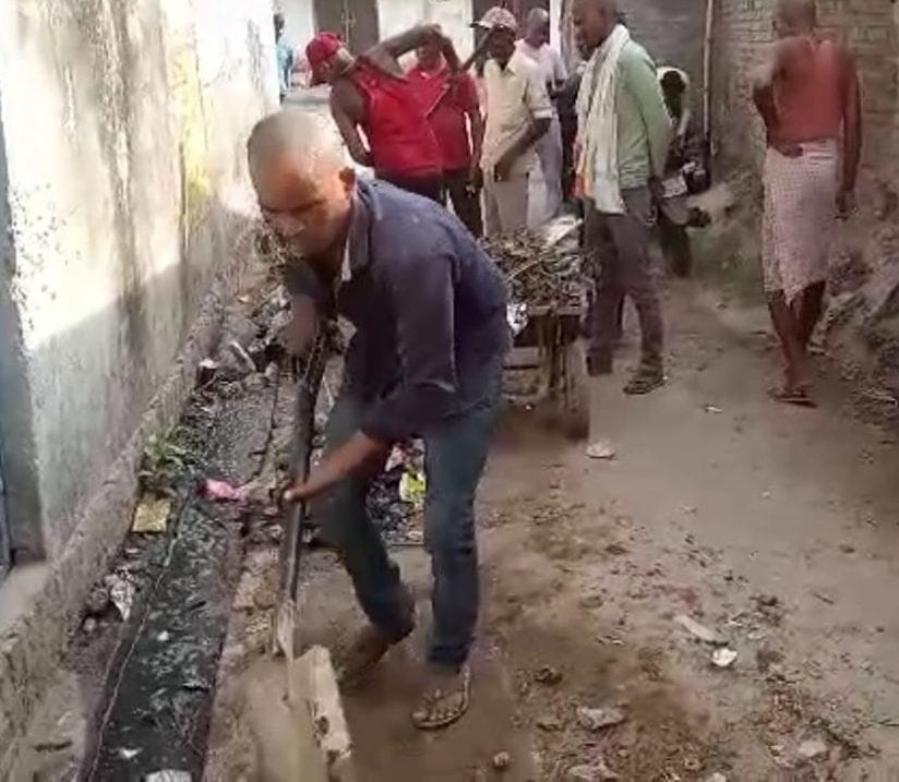 Scavengers absent, villagers themselves clean drains