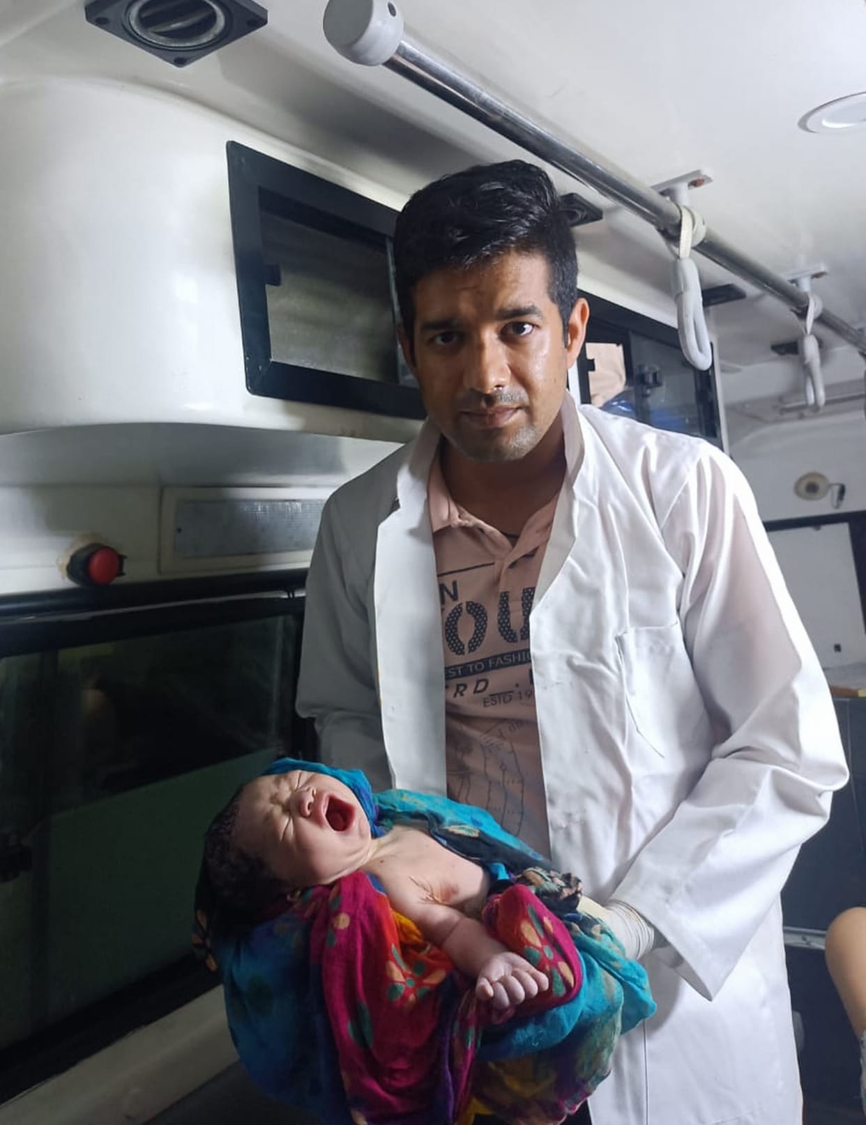 Ambulance carrying pregnant woman to PGI without EMT broke down on the way