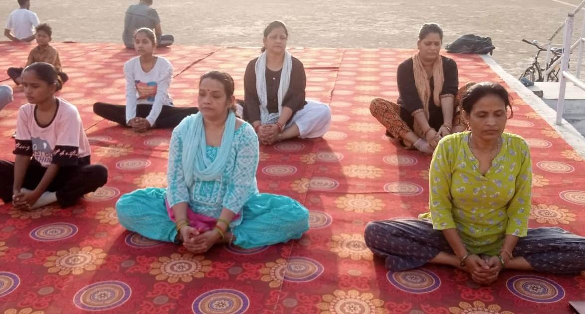 Yoga teachers gave tips to people by practicing yoga