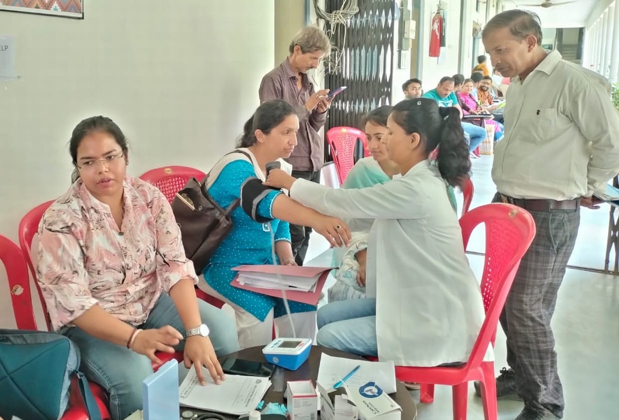 32 people health chekup did in deputy director office sirmaur