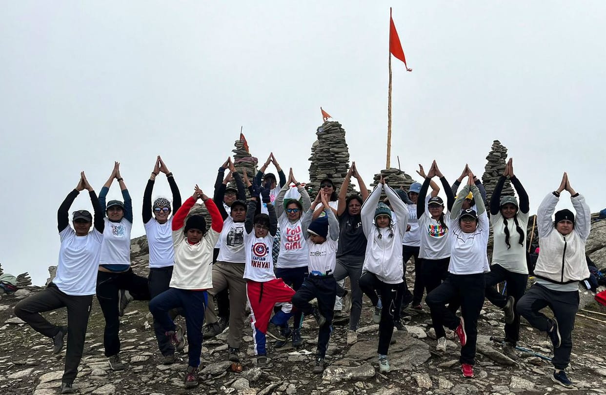 21 daughters did yoga at a height of 12 thousand feet Fatehabad's daughter Manisha led