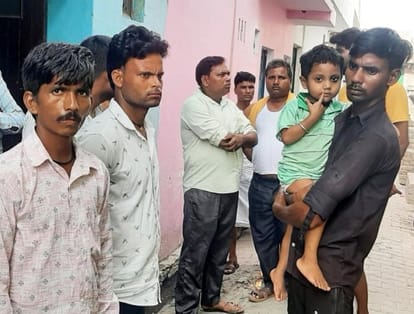 Laborer died in a road accident, grandson fell from the lap and fell into the bushes