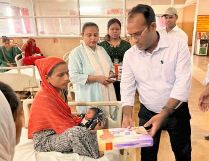 Congratulations to the girls born in women's hospital, cut the cake