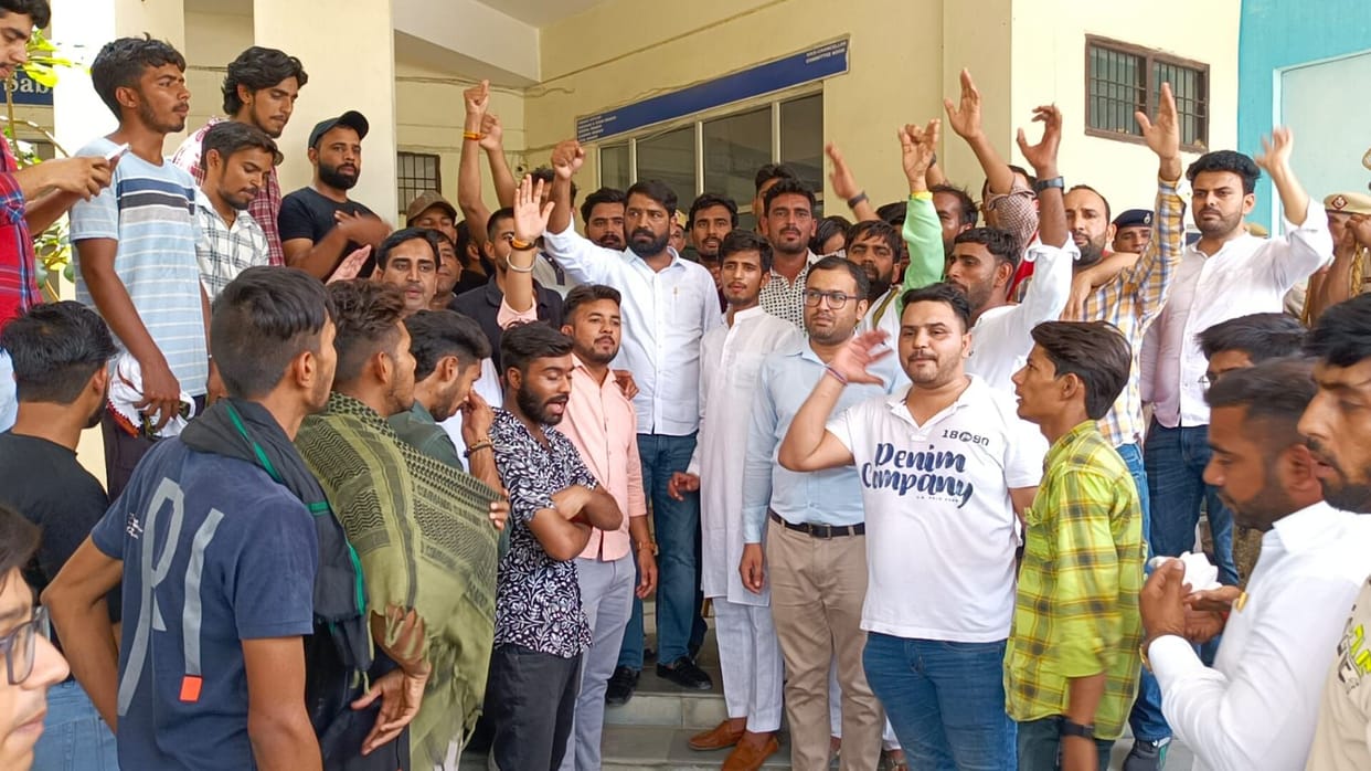INSO workers gherao Vice Chancellor's office in protest against lathicharge