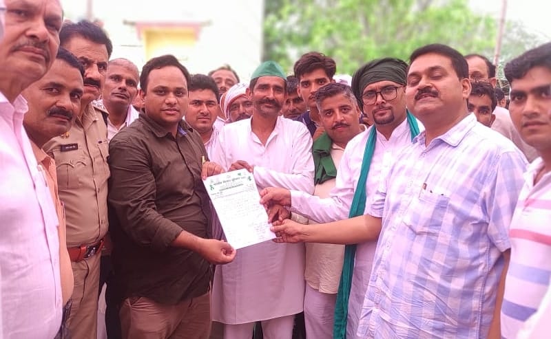 Farmers demanded payment of cane price dues from Bilai Sugar Mill