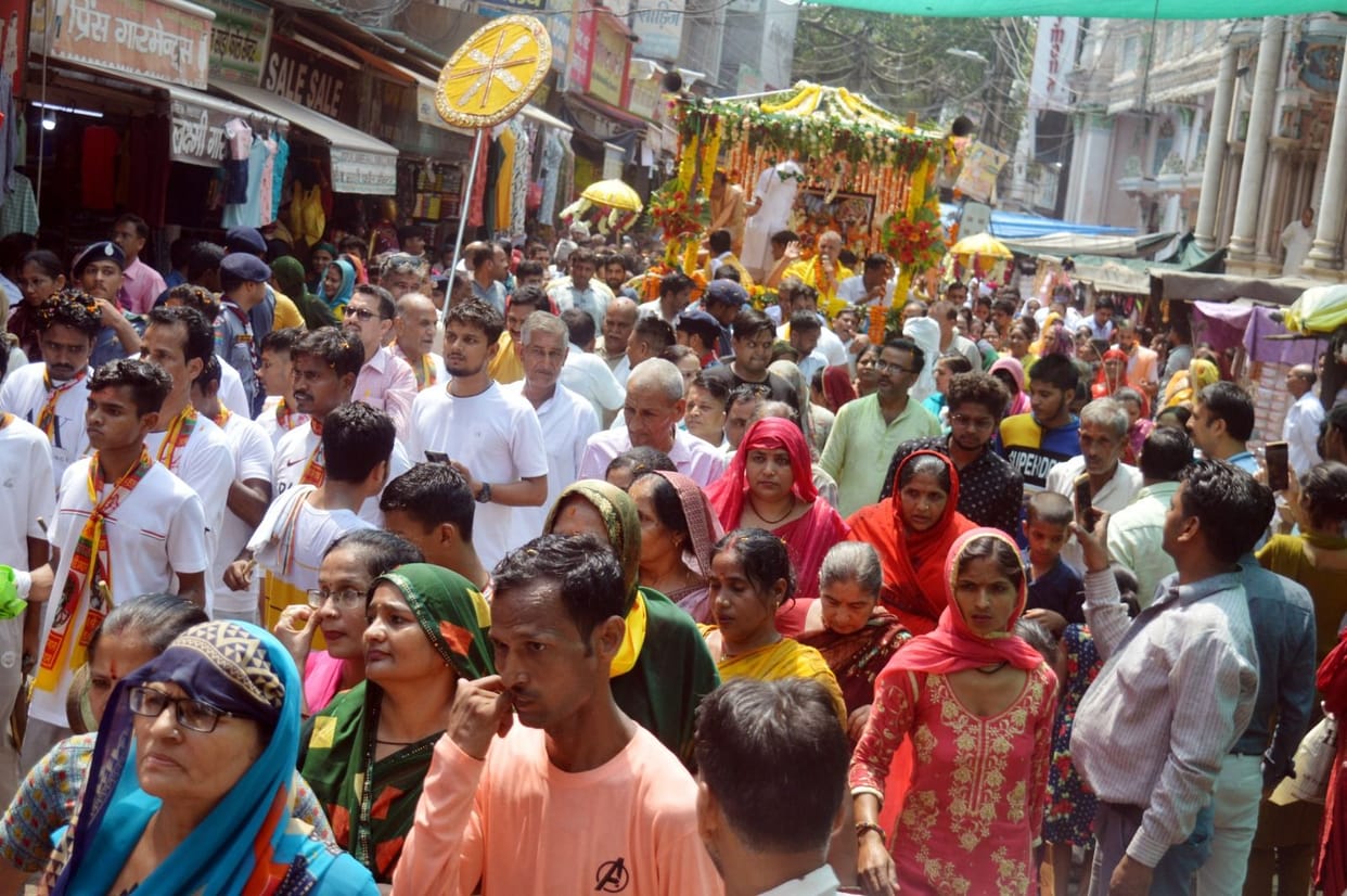 Devotees pulled Lord Jagannath's chariot with 108 feet velvet ropes