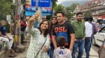 मंगलवार को नैनीताल में सेल्फी लेती क्रिकेटर पीयूष चावला की प्रशंसक। संवाद