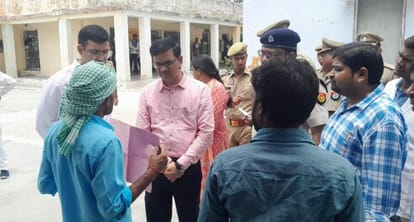 Pilibhit News: डीएम और एसपी ने किया जेल का निरीक्षण, बीमार कैदियों से की बातचीत DM and SP inspected the jail, interacted with sick prisoners