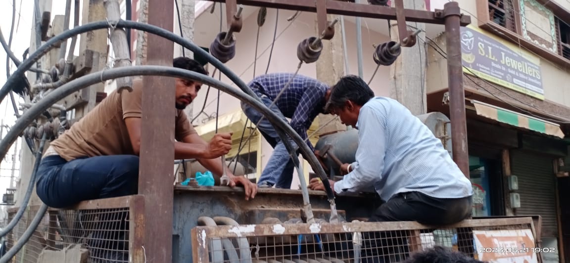 Electricity consumption increased by one and a half lakh units, fuses of 300 transformers blown in 19 hours, long cuts