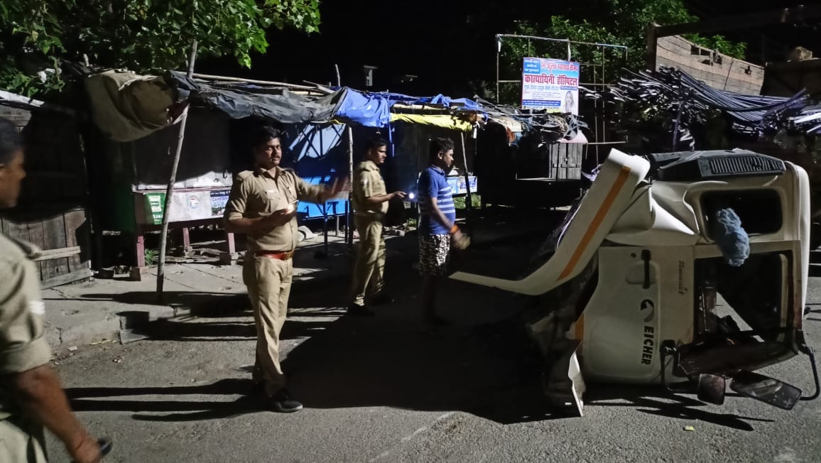 Trailer collided with a truck standing on the highway, the driver died