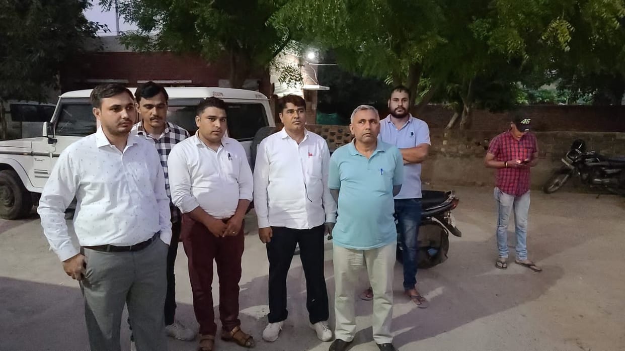 Scramble with electricians who went to raid