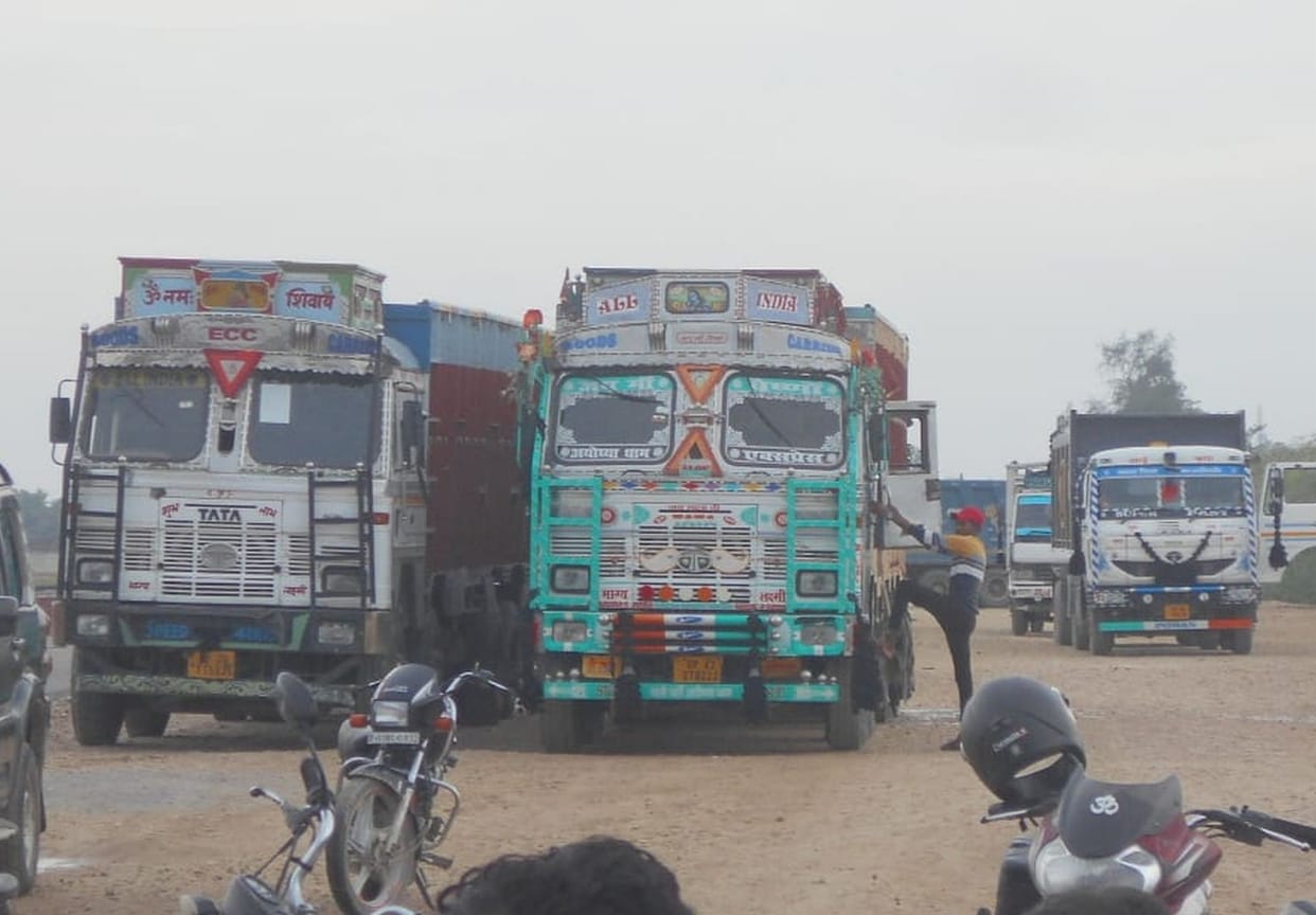 Angry villagers jammed the highway due to the bridge