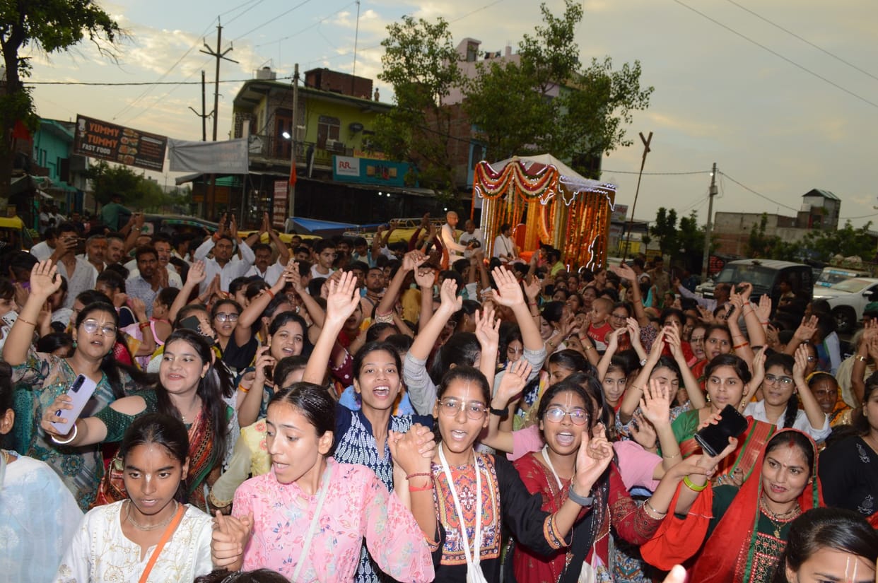 Devotees blessed by pulling the chariot of Lord Jagannath