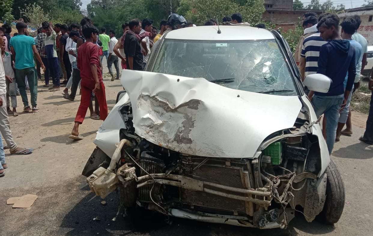 Uncontrollable car crushed mother and daughter sitting in front of the house
