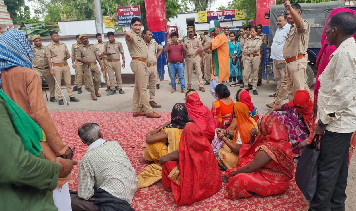 Angered by pushing the woman in Dabish, Bhakiyu surrounded the police station