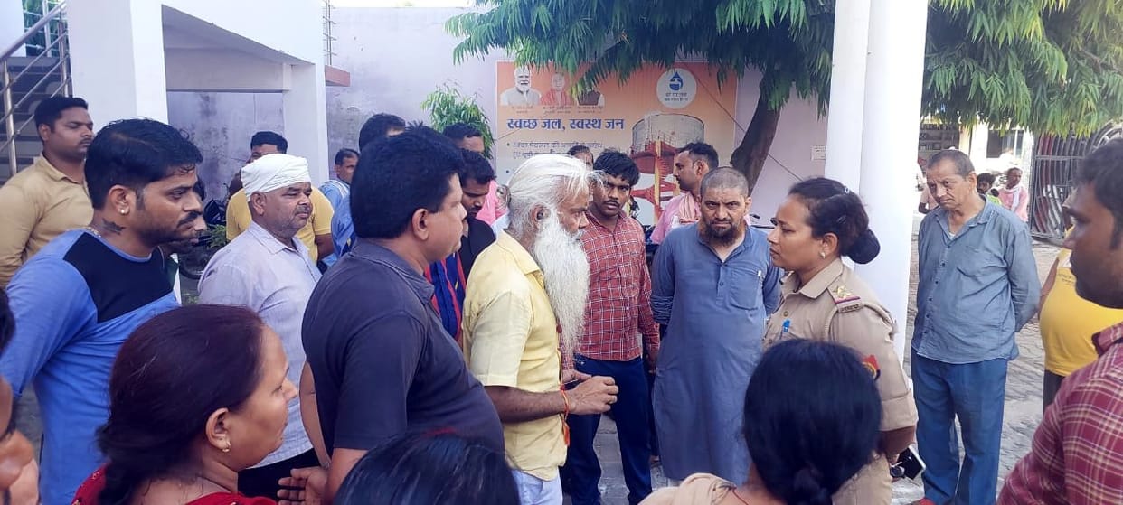 Municipality employees who went to remove encroachment had to face protest