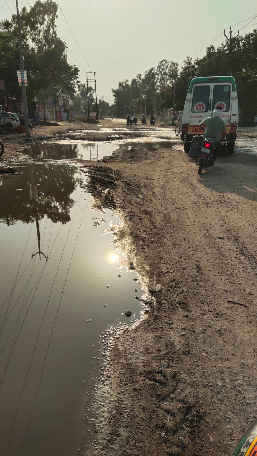 Kanwariyas are about to come, the pits of the roads have not been filled yet