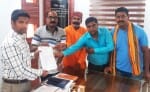 बलरामपुर के कलेक्ट्रेट में एडीएम प्रदीप कुमार को ज्ञापन सौंपते लोग।