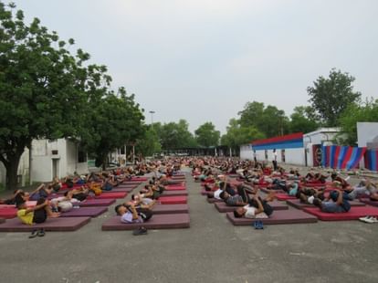 Jammu Kashmir: निरोगी काया के लिए किया योग, बच्चों से लेकर बड़ों में दिखा जोश Jammu Kashmir: Yoga done for healthy body enthusiasm shown in children to elders