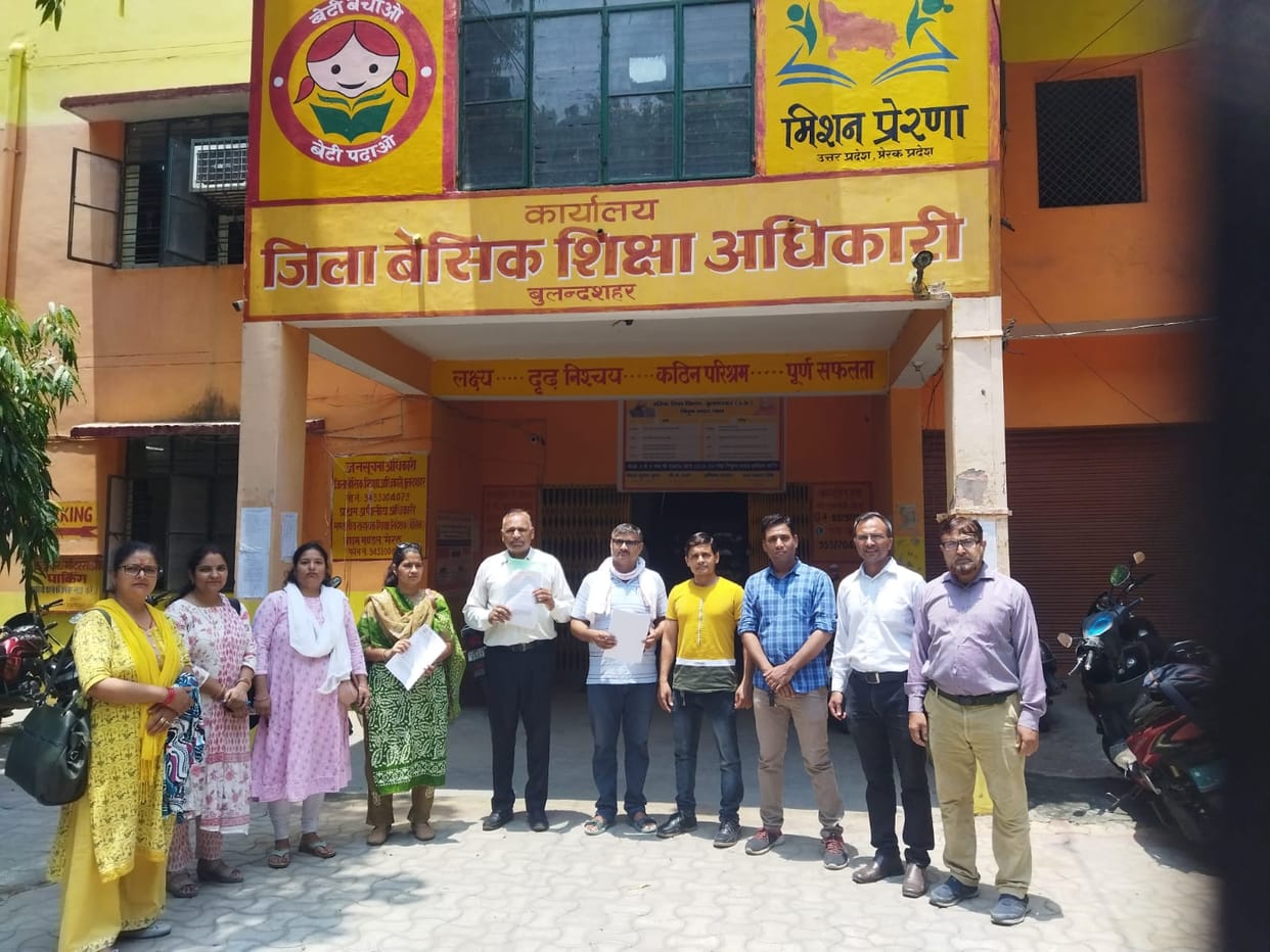 Teachers asked for old pension and cashless medical facility