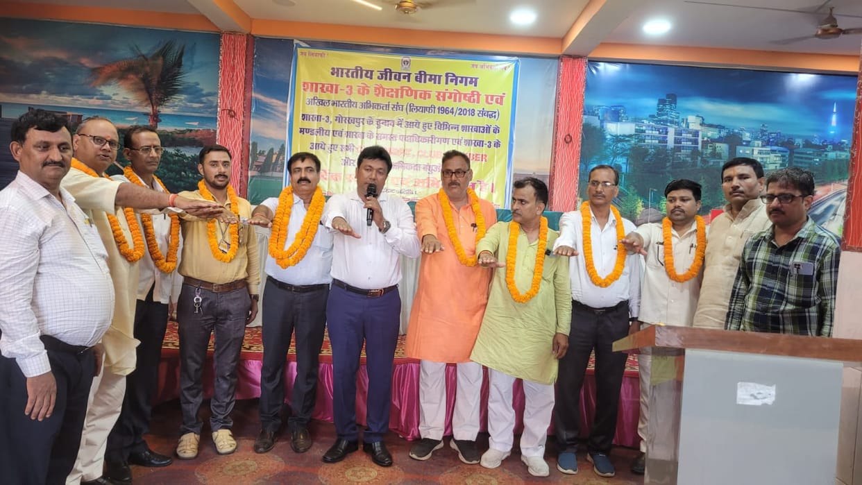 The election of the Agents Association (LIAFI) of Life Insurance Corporation of India, Branch-III was held on Wednesday. In this Umesh Chand 'Raghu' became the president and Sanjay Kumar Tripathi was elected secretary.