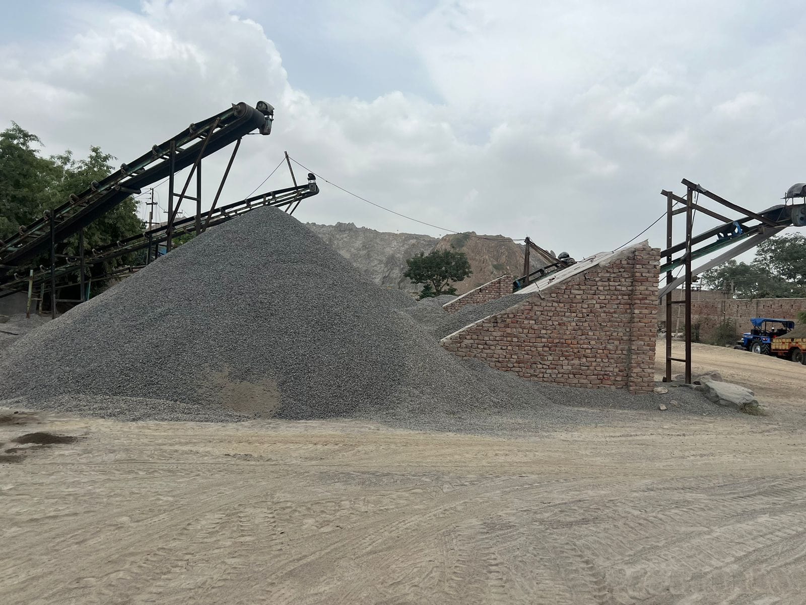 In Khanak, there was a jump of 200 rupees in the prices of crusher and gravel, the crisis of blue stone also deepened.