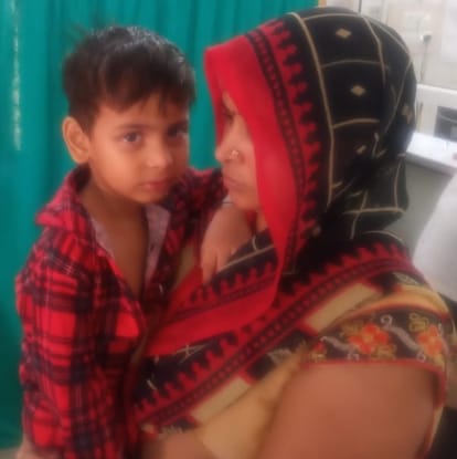 गले में सिक्का फंसने पर बच्चे को जिला अस्पताल लेकर पहुंचे परिजन