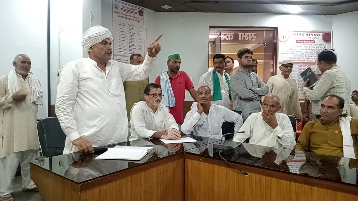 Bku and Bku (A) officials clashed in the farmer's meeting