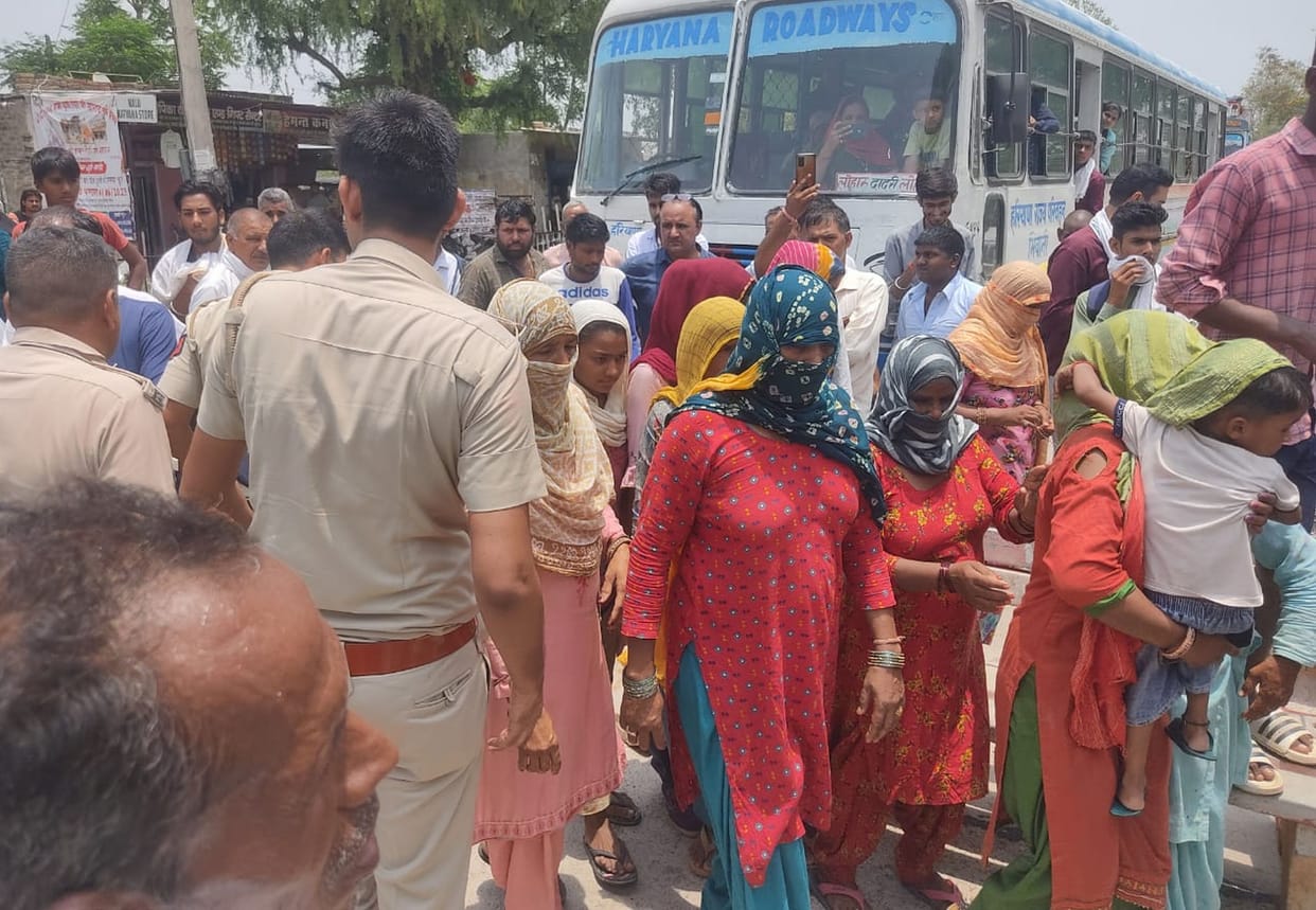 On the opening of the liquor contract, the angry people blocked the National Highway-334B for 30 minutes, on the persuasion of the SHO, they left the road