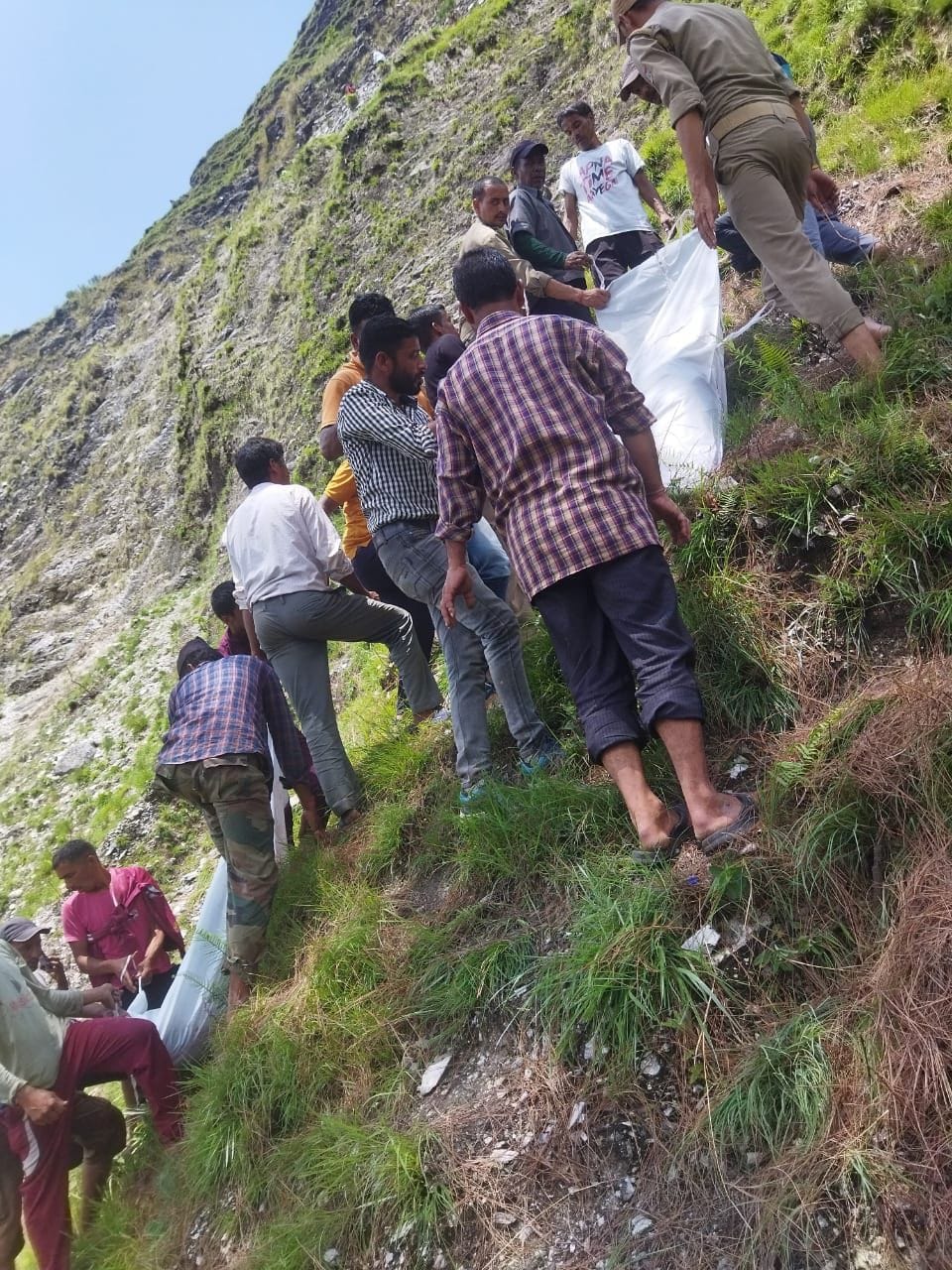 Pithoragarh Accident:  People's eyes became moist after seeing the dead bodies scattered in the ditch
