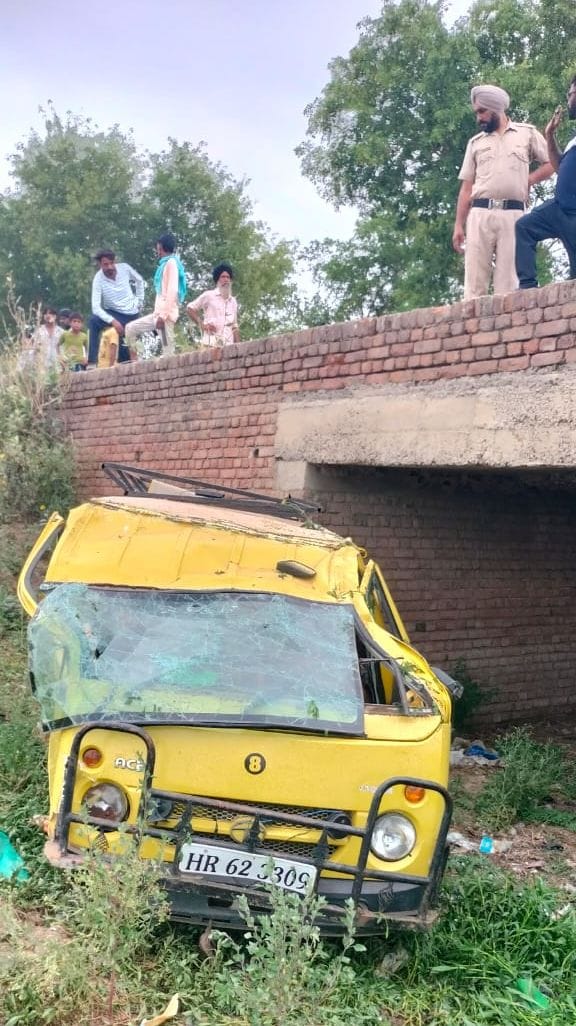 School van met with accident in Jakhal, students survived
