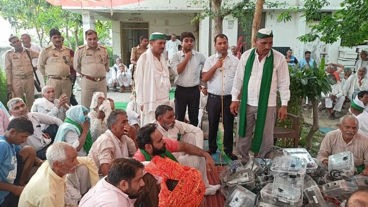 Aligarh News: बिल संशोधन और ट्रांसफार्मर बदलने के आश्वसन पर माने किसान, धरना समाप्त