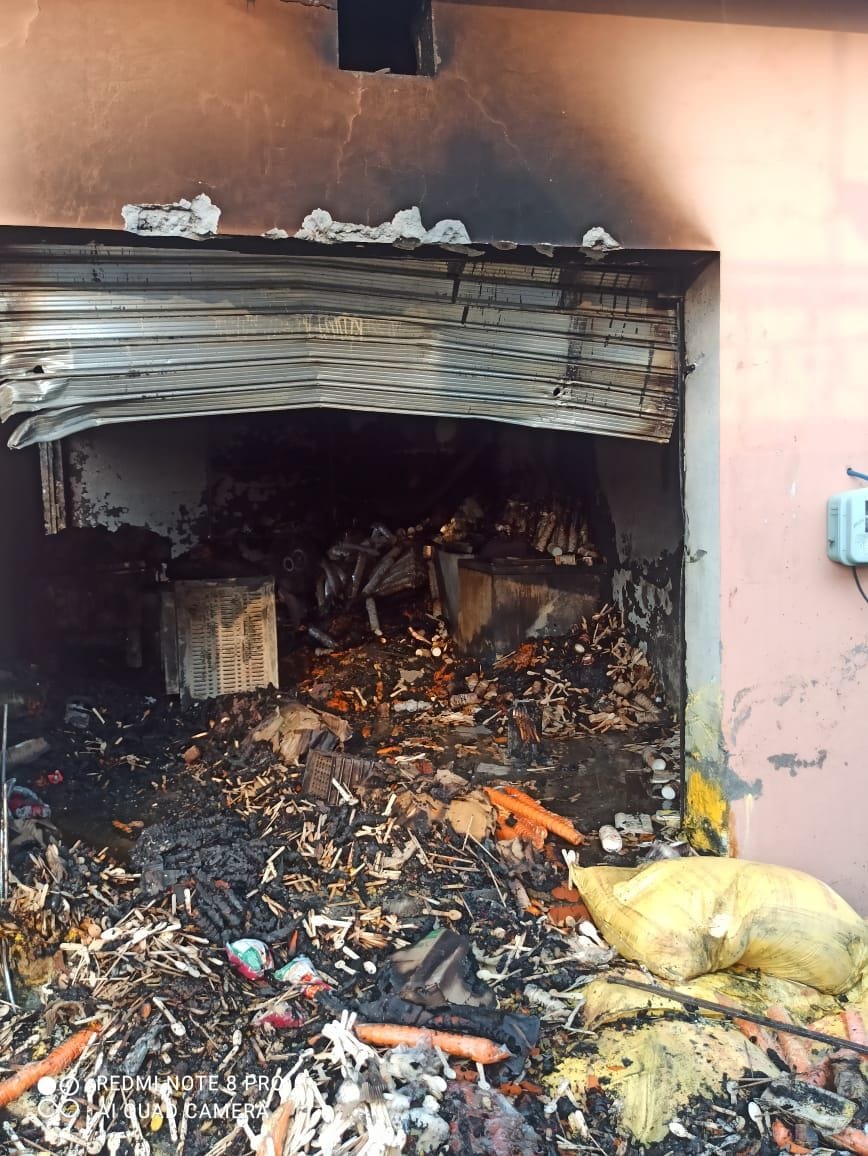 Fire broke out in the ice cream warehouse, the goods turned to ashes