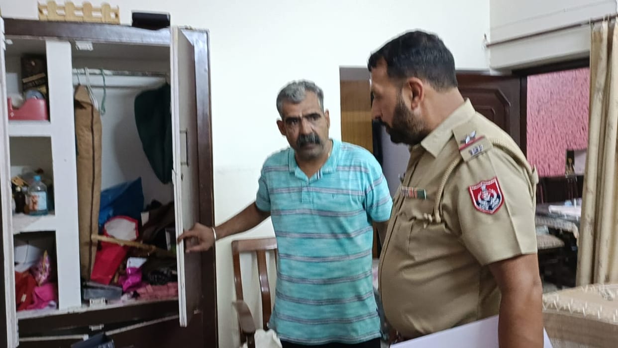 Thieves took away jewelry worth lakhs and cash worth 50 thousand in Nangal in broad daylight