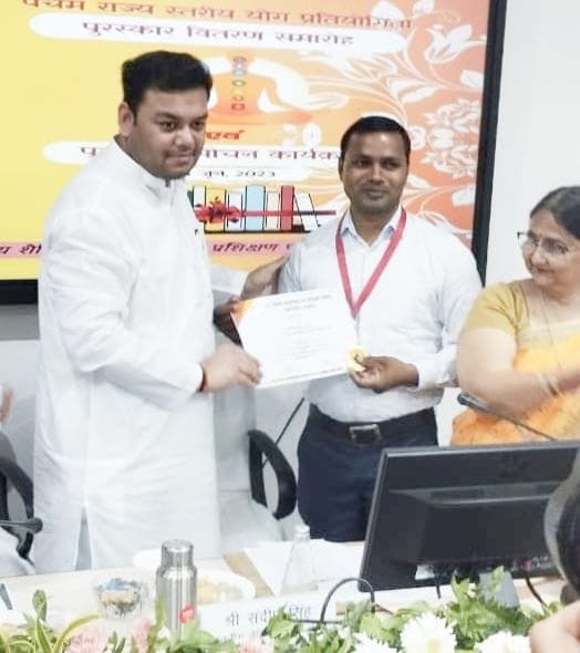 Mahesh won prize in yoga in state level competition