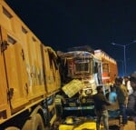 बड़ेवन फ्लाईओवर पर दो ट्रक आमने सामने से हुई टक्कर।
