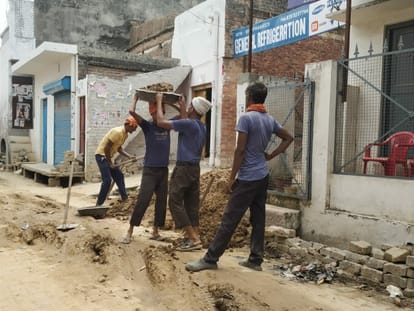 Shahjahanpur News: मोहल्ला रंगील चौपाल में भरे जाने लगे गड्ढे Potholes started being filled in Mohalla Rangeel Chaupal