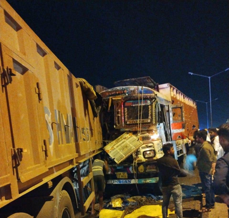 Two trucks collided on forelane, one driver injured