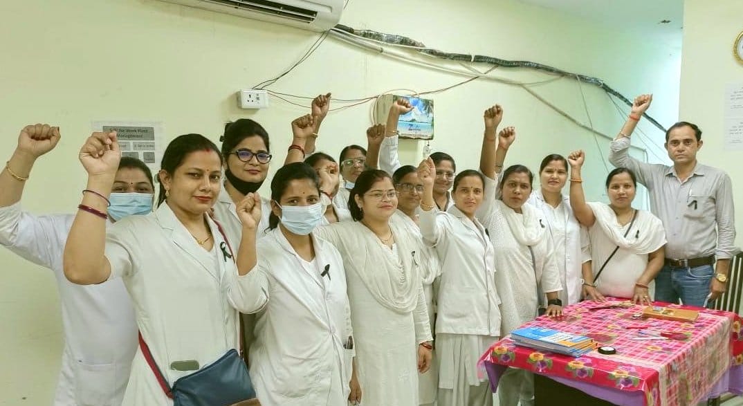 Health workers protested by tying black bands