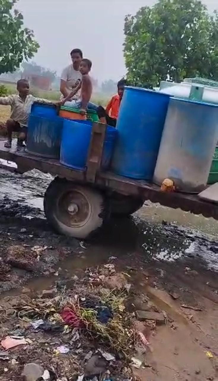 Uprooted drinking water pipeline, drinking water crisis in front of 100 families