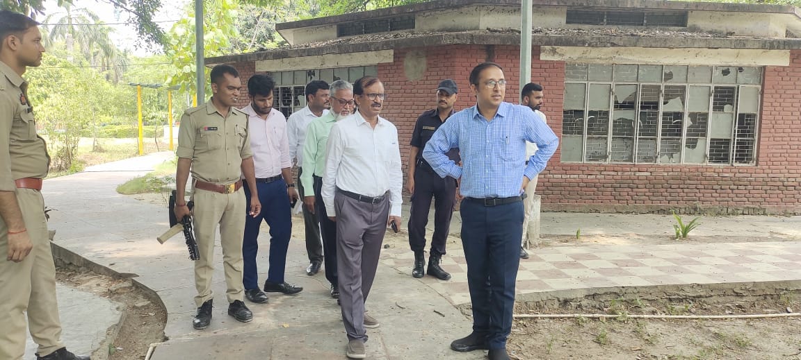 Mayor Dr. Manglesh Srivastava inspected Pandit Jawahar Lal Nehru Park at Laldiggi on Friday.