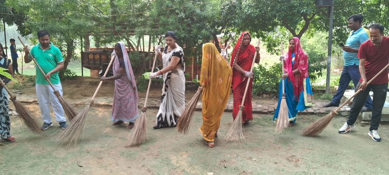 Nagar Panchayat president started cleaning campaign