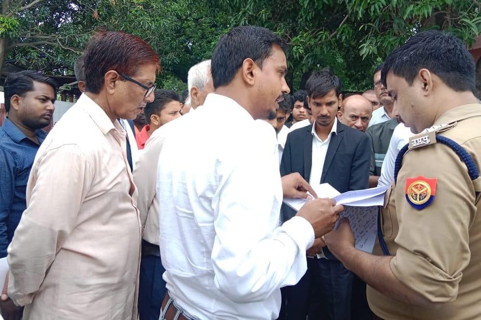 The dispute between the advocate and the doctor caught fire