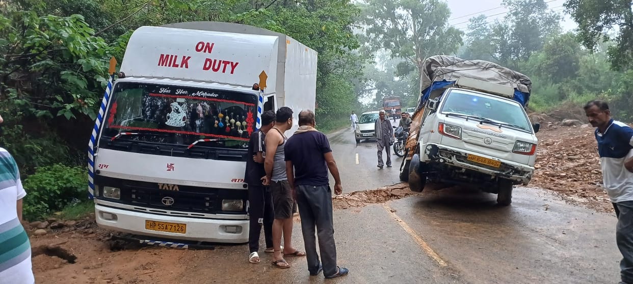 Jal Shakti Department dug the road, traffic stalled for four hours