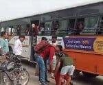 कप्तानगंज चौराहे पर बस से कुचले यात्री को निकालते लोग।