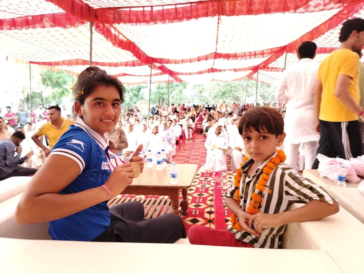 Hockey player Annu welcomed on reaching the village