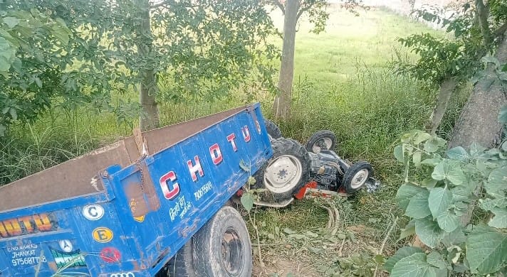 Uncontrolled tractor-trolley overturned, driver injured